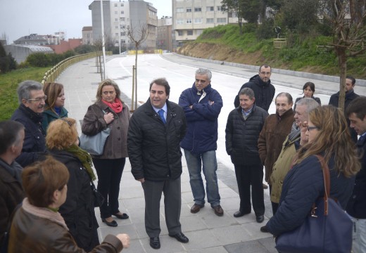 O alcalde e os veciños participan na apertura do tapón urbanístico de Antonio Ríos que permitirá conectar, logo de 30 anos, o barrio de O Castrillón